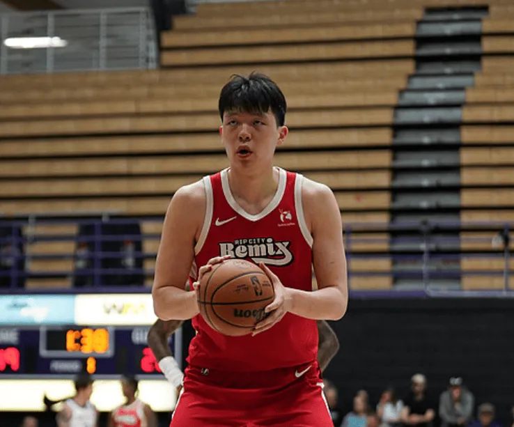 开云下载-杨瀚森G联赛半场15分钟,投篮8中8得到17分3篮板2助攻1抢断