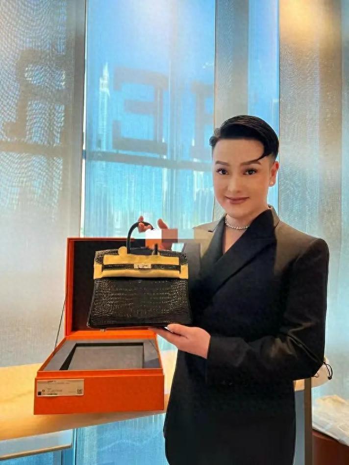 开云官网-人民日报怒批！炫富、偷税749万、跑国外，现又来“割内地韭菜”