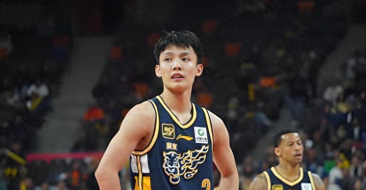 CBA疯狂一夜!积分榜乱了:上海男篮险胜,广东升第3,黑马升第4